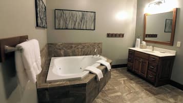 Een douche, een bubbelbad, een haardroger, handdoeken