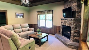 Fernseher, Kamin, DVD-Player