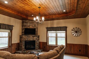 Smart TV, fireplace, DVD player