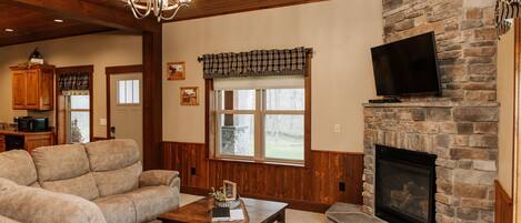 TV, peis og DVD-spiller