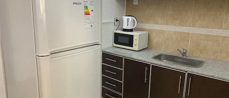 Fridge, microwave, oven, coffee/tea maker