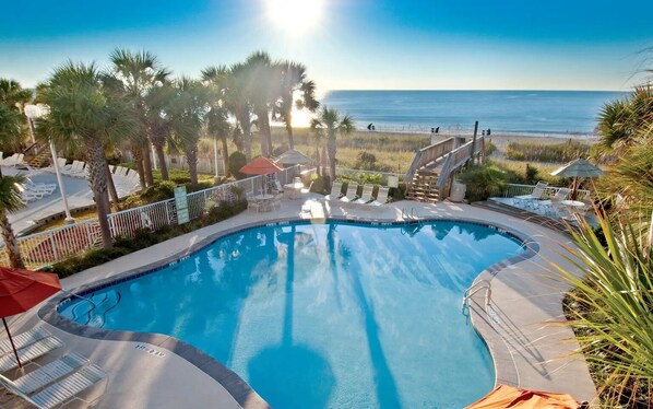 Alberca al aire libre y alberca climatizada