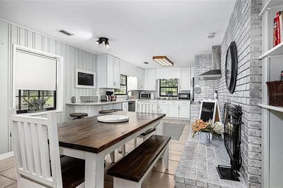 Gator Den 6 Bedrooms Steps to UF