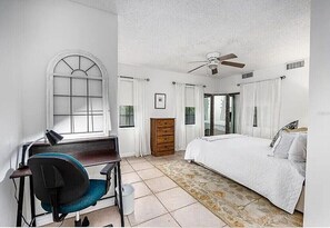 6 bedrooms, desk, travel cot, free WiFi
