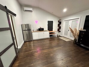 冷蔵庫、電子レンジ、コンロ、コーヒー / ティーメーカー