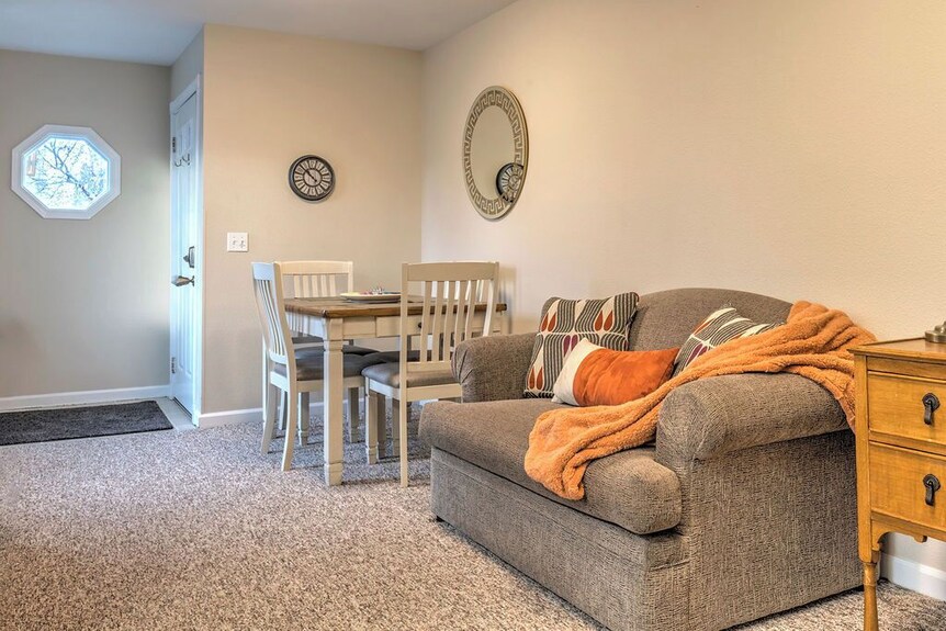 Anchorage Furnished 2 Bed Suite W/ Murphy Bed/desk, Laundry Room & Free Parking. - Anchorage, AK
