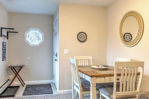 Anchorage furnished 2 bed suite w/ Murphy bed/desk, laundry room & free parking.