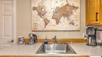 Réfrigérateur, four à micro-ondes, un four, surface de cuisson