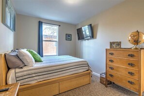 2 bedrooms, desk, iron/ironing board, travel cot