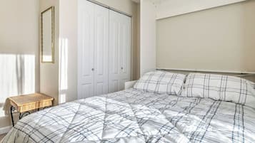 2 chambres, bureau, fer et planche à repasser, lit de bébé portatif