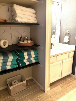 Shower, hair dryer, towels, soap - Casa Arizu, w/ rv parking and private pool (Lake Havasu City)