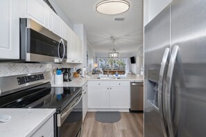 Kjøleskap, mikrobølgeovn, ovn og kokeplater