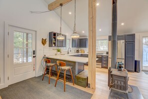 Fridge, oven, stovetop, dishwasher - Cozy Cabin on the River \ Hot Tub \ Beach (Idaho Springs)