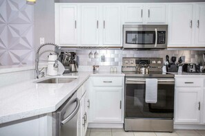 Oppvaskmaskin og høy barnestol