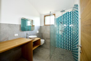 Dusche, Haartrockner, Handtücher, Toilettenpapier