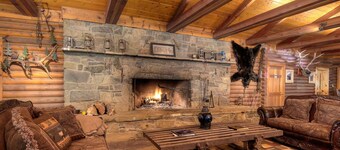 Hummingbird log cabin with private jacuzzi