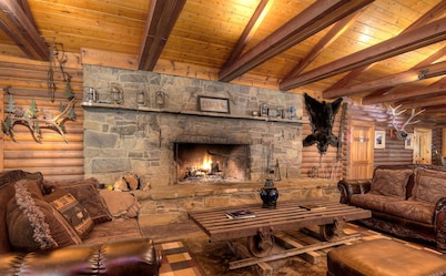 Hummingbird log cabin with private jacuzzi