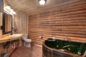 Jetted tub - Hummingbird log cabin with private jacuzzi (Weston)