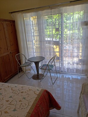 1 slaapkamer, een kluis op de kamer, een strijkplank/strijkijzer