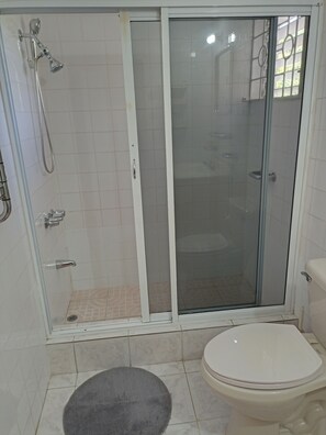 Een douche, een haardroger, handdoeken, zeep