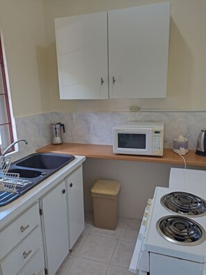 Een koelkast, een magnetron, een oven, een kookplaat