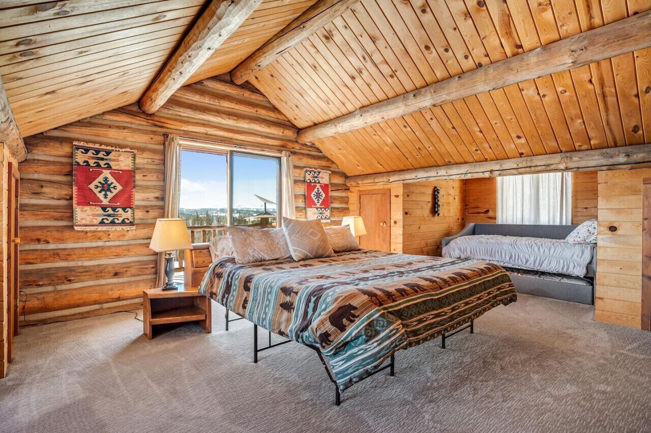 4 bedrooms, desk, iron/ironing board, travel crib