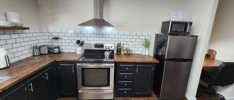 Réfrigérateur, four à micro-ondes, un four, surface de cuisson