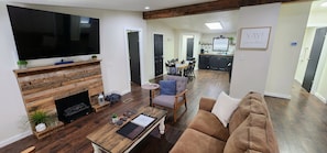 TV connectée, cheminée, livres