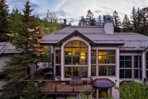 Exterior - Red Spruce Lodge by Vail Butler - 1 min to ski slopes, private hot tub (Edwards)