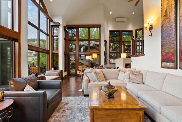 TV, fireplace - Red Spruce Lodge by Vail Butler - 1 min to ski slopes, private hot tub (Edwards)