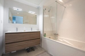 Ensemble douche/baignoire, sèche-cheveux, serviettes fournies