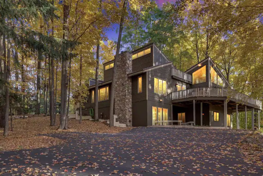 4,500 SQ FT Renovated Huge Group House Gaming Garage~Ski~Pool pass~Beach access