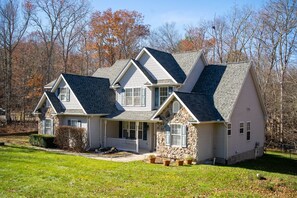 Exterior - Cheerful 5 bedroom home with patio (East Stroudsburg)