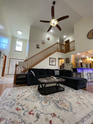 Living area - Cheerful 5 bedroom home with patio (East Stroudsburg)