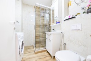 Douche, sèche-cheveux, serviettes fournies, savon