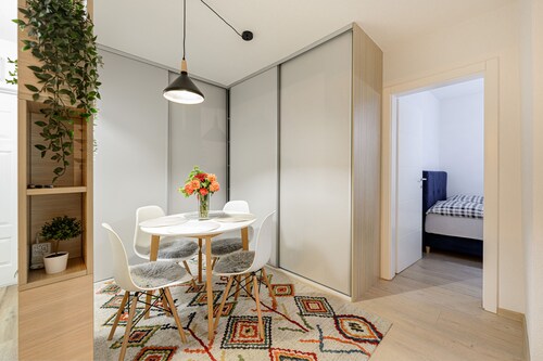 Two bedrooms apartment, 10 min far away from airport