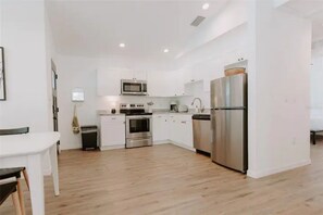 冰箱、微波炉、烤箱、炉灶