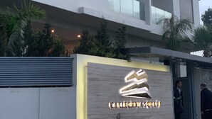A modern building with a sign that reads "GRAND HOTEL". - Cosy, upscale apartment in California (Casablanca)