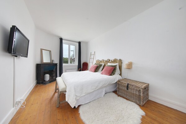 2 bedrooms, desk, iron/ironing board, free WiFi