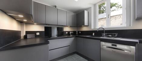 Réfrigérateur, micro-ondes, four, plaque de cuisson