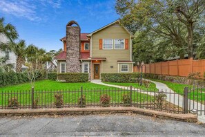 Exterior - Charming Home - Pet Friendly - 4 Blocks from Beach (North Myrtle Beach)