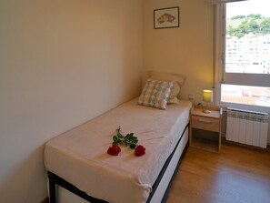 2 bedrooms, travel cot, WiFi