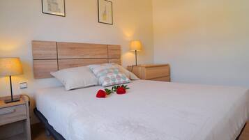 2 bedrooms, travel cot, WiFi