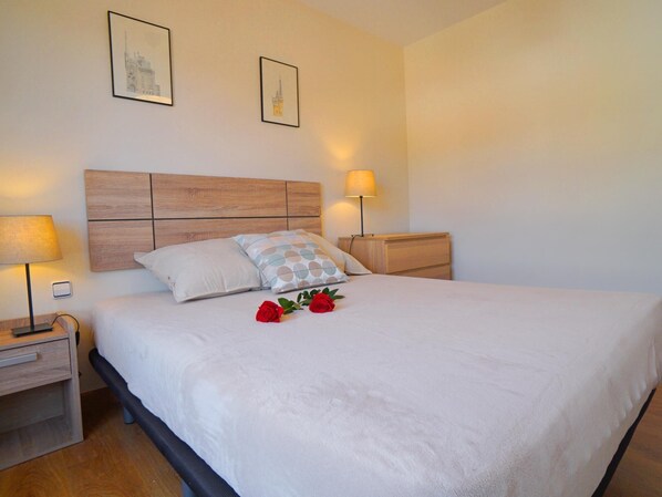 2 bedrooms, travel crib, WiFi