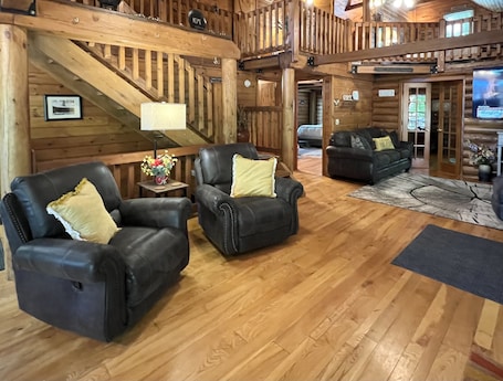 Interior. Beautiful Cabin located in the “heart of thumb” wifi