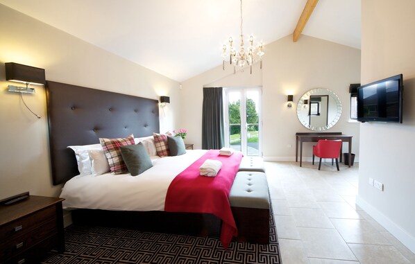 خزنة داخل الغرفة ومساحة عمل للكمبيوتر المحمول وستائر تعتيم