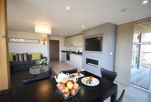 40-Zoll-LCD-Fernseher mit Digitalempfang, Fernseher, Kamin