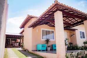 Vista frontal de la propiedad