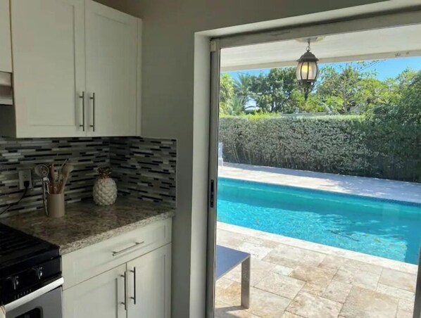 Cafetera y tetera, tostadora, licuadora y toallas de papel 