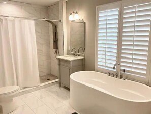 Een douche, handdoeken, toiletpapier